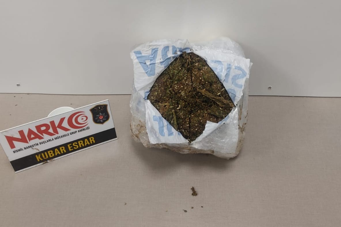 Polis arazide toprağı gömülü uyuşturucu madde buldu