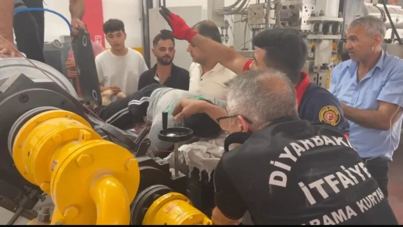 DİYARBAKIR'DA ELİNİ LEVHA KESME MAKİNESİNE KAPTIRAN İŞÇİ YARALANDI
