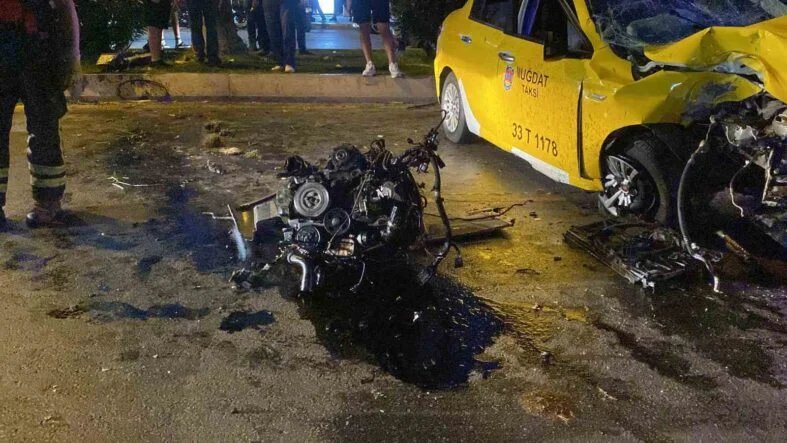 TİCARİ TAKSİ REFÜJE ÇARPTI, MOTORU YERİNDEN FIRLADI