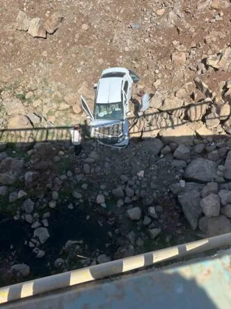 DİYARBAKIR'DA OTOMOBİL KÖPRÜDEN DÜŞTÜ: 1 YARALI
