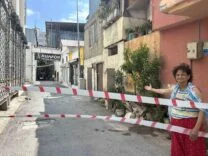 YOLDAKİ ÇÖKMELER EVLERİ TEHDİT ETMEYE BAŞLADI MERSİN'İN TARUS İLÇESİNDE BİR SOKAK YOLUNDA YAŞANAN ÇÖKMELER NEDENİYLE VATANDAŞLAR TEDİRGİN OLURKEN, TARSUS BELEDİYESİNİN KALICI BİR ÇÖZÜM BULMASINI İSTEDİ İTFAİYE EKİPLERİ, SOKAĞI ŞERİTLE KAPATIRKEN, TARSUS BELEDİYESİNDEN GELEN EKİPLERİNDE SADECE FOTOĞRAF ÇEKEREK BÖLGEDEN AYRILDIĞI İLERİ SÜRÜLDÜ