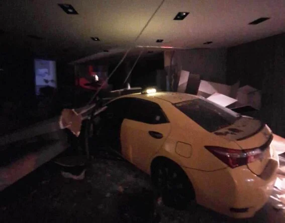 MOTOSİKLETE ÇARPAN TİCARİ TAKSİ MAĞAZAYA DALDI: 1 YARALI
