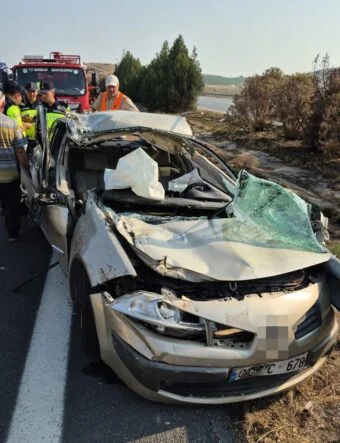 OTOYOLDA TIRA ÇARPAN OTOMOBİL HURDAYA DÖNDÜ: 2 YARALI