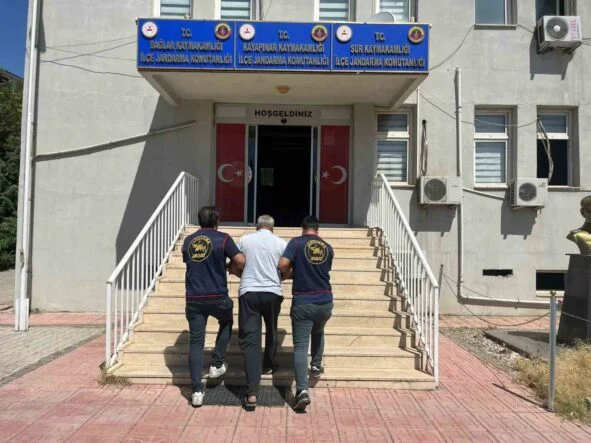 DİYARBAKIR'DA ÇEŞİTLİ SUÇLARDAN ARANAN FİRARİ 4 KİŞİ YAKALANDI