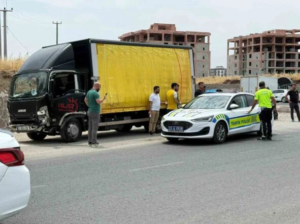 KAMYONET İLE OTOMOBİL KAFA KAFAYA ÇARPIŞTI: 2 YARALI