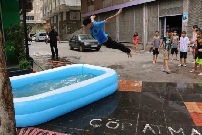 DİYARBAKIRLI ESNAF SICAKTAN BUNALAN ÇOCUKLARA ŞİŞME HAVUZ AÇTI