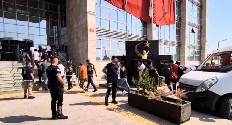 MERSİN'DEKİ FUHUŞ OPERASYONUNDA GÖZALTINA ALINAN ŞÜPHELİLERDEN 19'U TUTUKLANDI