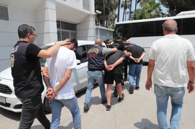 MERSİN'DE RESTORANDA MÜZİK KAVGASININ ŞÜPHELİLERİ TUTUKLANDI