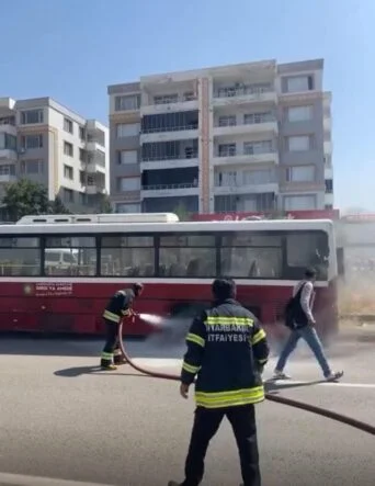 DURAKTA YOLCU BEKLEYEN HALK OTOBÜSÜNDE YANGIN