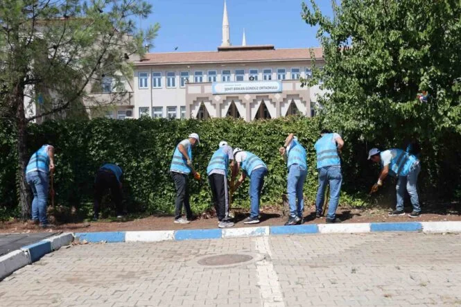 DİYARBAKIR’DA DENETİMLİ SERBESTLİK YÜKÜMLÜLERİ HEM MESLEK ÖĞRENİYOR, HEM DE KAMU KURUMLARININ BAKIMLARINI ÜCRETSİZ YAPIYOR DEVLET KURUMLARI DENETİMLİ SERBESTLİK YÜKÜMLÜLERİNİN ELİYLE GÜZELLEŞİYOR