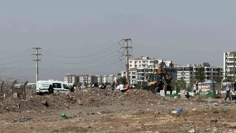 DİYARBAKIR’DA 19 YAŞINDAKİ KADIN SİLAHLI SALDIRIDA HAYATINI KAYBETTİ