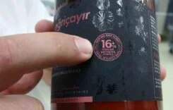 İLK DEFA EĞRİÇAYIR BALINDA TESPİT EDİLMİŞTİ, ŞİFANIN KOD ADI: TA TÜRKİYE'DE İLK DEFA MERSİN'İN EĞRİÇAYIR YAYLASI'NDA YAPILAN BİLİMSEL ARAŞTIRMAYLA TESPİT EDİLEN TOTAL ANTİ MİKROBİYAL AKTİVİTE (TA) DEĞERİ BALIN ŞİFA DERECESİNİ BELİRLEMEDE ÖNEMLİ ROL OYNUYOR PROF. DR. MAHİR TURHAN, AVUSTRALYA VE YENİ ZELANDA BALLARIYLA EĞRİÇAYIR BALLARININ TA AÇISINDAN EŞDEĞER DURUMUNDA OLDUĞUNUN ALTINI ÇİZDİ