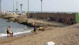 MERSİN'DE HALKIN PLAJI HALKA YASAKLANDI MEZİTLİ POMPEİOPOLİS PLAJI'NIN YAPILAN DÜZENLEME SONRASI ÜCRETLİ HALE GETİRİLMESİ VATANDAŞLARIN TEPKİSİNE YOL AÇTI