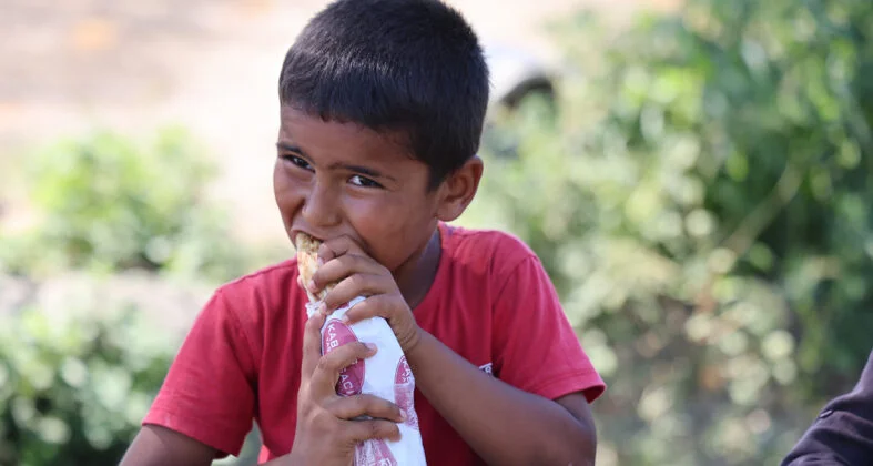 'DÜNYA KEBAP GÜNÜ'NDE ÇOCUKLAR UNUTULMADI ADANALI KEBAPÇI, YÜZLERCE TARIM İŞÇİSİ ÇOCUĞUNA KEBAP İKRAM ETTİ KEBAPÇI UĞUR AYDIN: "ÇOCUKLAR, KEBABIN TADINA BAKSIN İSTEDİK"