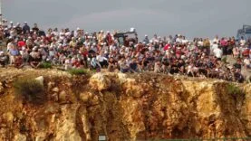 BÖYLE FUTBOL TURNUVASI GÖRÜLMEDİ: MAÇI TEPELERDEN İZLEDİLER