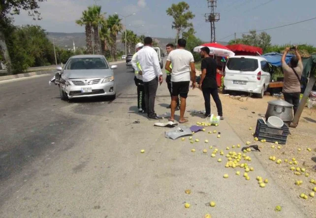 YOL KENARINDA DURAN OTOMOBİLE ÇARPAN ARACIN SÜRÜCÜSÜ KAÇTI KAZAYA KARIŞAN ARAÇLARDAN BİRİ ÇİLEK VE İNCİR GİBİ YÖRESEL ÜRÜNLER SATILAN TEZGAHA GİRDİ