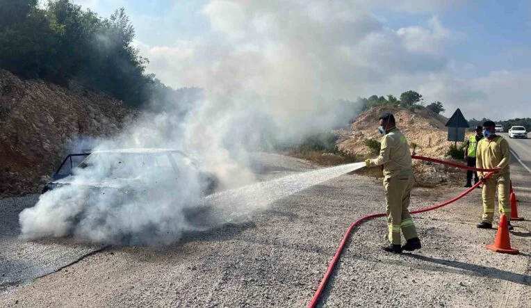 OTOMOBİL ALEV ALEV YANDI, ORMAN EKİPLERİ SÖNDÜRDÜ