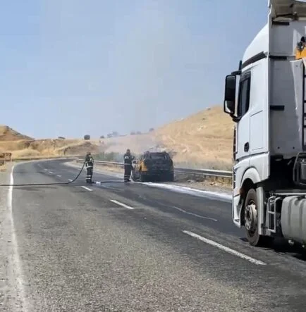 DİYARBAKIR'DA SEYİR HALİNDEKİ ARAÇ YANDI