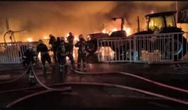 DİYARBAKIR GECE YARASI ALEVLERLE AYDINLANDI: 3 DÜKKAN, 22 TRAKTÖR YANDI