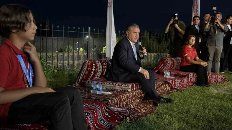 GENÇLİK VE SPOR BAKANI BAK, DİYARBAKIR VALİLİĞİNİ ZİYARET ETTİ BAKAN BAK, "GENÇLİK BULUŞMASI"NA KATILDI