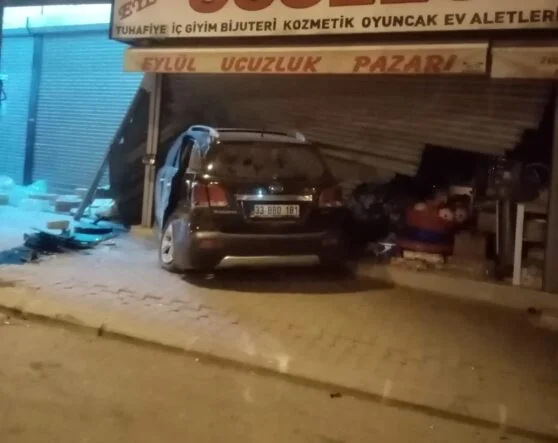 ARAÇ İŞYERİNE DALDI: 2 YARALI