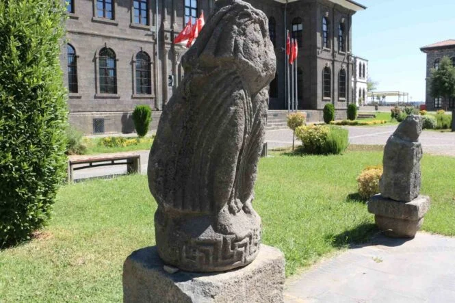 DİYARBAKIR MÜZESİ’NDE 3 KIYMETLİ ESER İLK KEZ KALICI OLARAK SERGİLENDİ