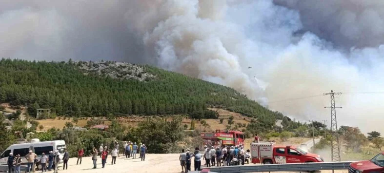 MERSİN'DEKİ ORMAN YANGININDA EVLER TEDBİREN BOŞALTILIYOR HAVADAN UÇAK VE HELİKOPTERLER, KARADAN İSE ARAZÖZLERLE MÜDAHALE EDİLEN YANGININ KONTROL ALTINA ALINMASI İÇİN YOĞUN MÜCADELE SÜRÜYOR