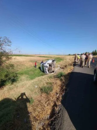 DİYARBAKIR'DA MİNİBÜS YOL KENARINA DEVRİLDİ: 1 YARALI