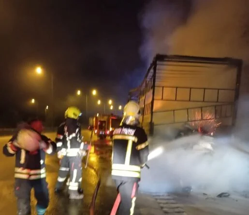 KURUYEMİŞ YÜKLÜ TIR ALEV ALEV YANDI