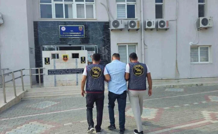 İNTERPOL TARAFINDAN KIRMIZI BÜLTEN İLE ARANAN ŞAHIS MERSİN'DE YAKALANDI