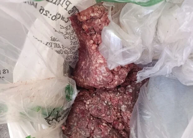 MERSİN'DE BİR MARKETTE BOZULMUŞ ET ELE GEÇİRİLDİ HALK SAĞLIĞINI TEHDİT EDEN İŞLETMEYE CEZA KESİLDİ