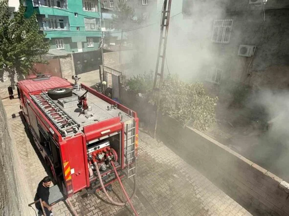 DİYARBAKIR'DA EV YANGININDA 2 KİŞİ DUMANDAN ETKİLENDİ