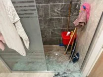 DİYARBAKIR'DA ÜZERİNE DUŞ KABİNİ DÜŞEN KADIN HASTANELİK OLDU