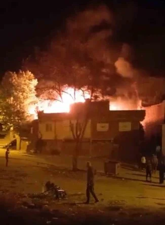 DİYARBAKIR'DA BOŞ EV ALEV TOPUNA DÖNDÜ