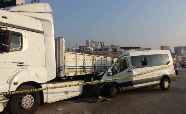 TIR PARK ETTİKEN İKİ DAKİKA SONRA KAZA OLMUŞ: ÖLENLERİN KİMLİKLERİ BELİRLENDİ MERSİN'İN ERDEMLİ İLÇESİNDE YURT ÇOCUKLARINI TATİLE GETİREN MİNİBÜS SÜRÜCÜSÜNÜN UYUMASI SONUCU PARK HALİNDEKİ TIRA ÇARPMASIYLA MEYDANA GELEN KAZADA TIR SÜRÜCÜSÜ YAŞANANLARI ANLATTI TIR ŞOFÖRÜ MAHMUT ŞAHİN: "DURUP PARK ETTİKTEN 2-3 DAKİKA SONRA KAZA OLDU, AMA AŞIRI HIZLI BİR ŞEKİLDE ÇARPTI"