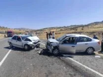 DİYARBAKIR'DA OTOMOBİLLER KAFA KAFAYA ÇARPIŞTI: 2 YARALI