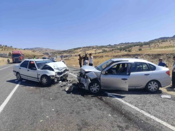 DİYARBAKIR'DA OTOMOBİLLER KAFA KAFAYA ÇARPIŞTI: 2 YARALI