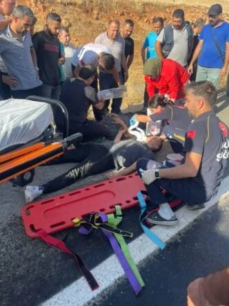 SEYİR HALİNDEKİ ARACIN TEKERİ PATLADI: BABA VE OĞLU YARALANDI