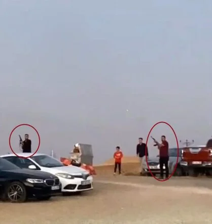 DİYARBAKIR'DA BİR KINADA ELİNE SİLAHI ALAN HAVAYA DOĞRU MERMİ YAĞDIRDI