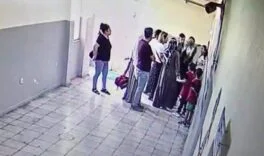 KAVGA EDEN ÖĞRENCİLERİ AYIRAN KADIN ÖĞRETMENİ VELİLER DARBETTİ