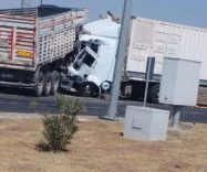 DİYARBAKIR'DA İKİ TIR ÇARPIŞTI: 2 YARALI