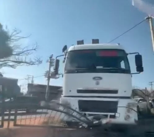 DİYARBAKIR'DA FRENİ BOŞALAN TIR, REFÜJE ÇIKTI