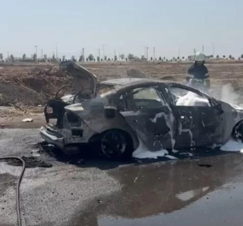 DİYARBAKIR'DA ALEV TOPUNA DÖNEN OTOMOBİL İTFAİYE EKİPLERİNCE SÖNDÜRÜLDÜ