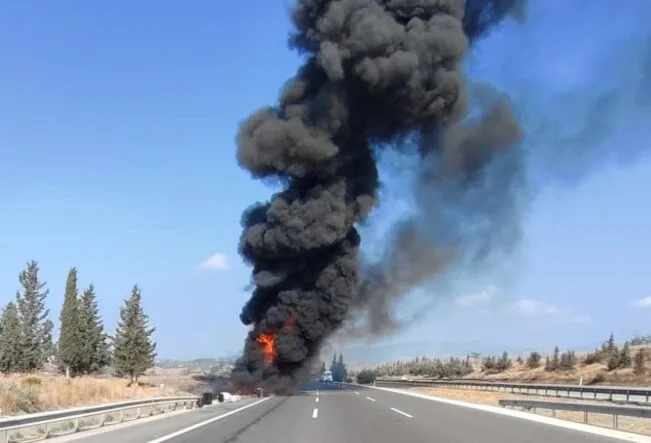 ŞOFÖR, YOLCULARI TAHLİYE ETTİ OTOBÜS ALEV ALEV YANDI