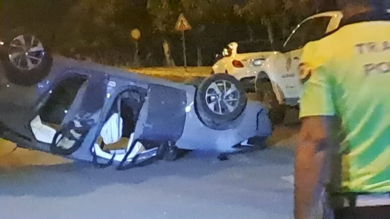 DİYARBAKIR'DA OTOMOBİL TAKLA ATTI: 3 YARALI