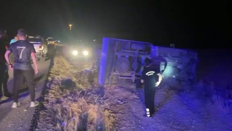 DİYARBAKIR’DA LASTİĞİ PATLAYAN KAMYONET YOLDAN ÇIKTI: 1 YARALI