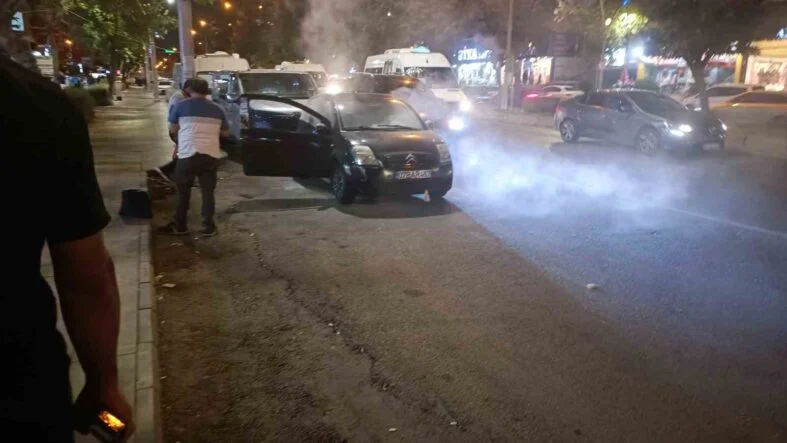 DUMAN YÜKSELEN OTOMOBİL ALEV ALMADAN SÖNDÜRÜLDÜ