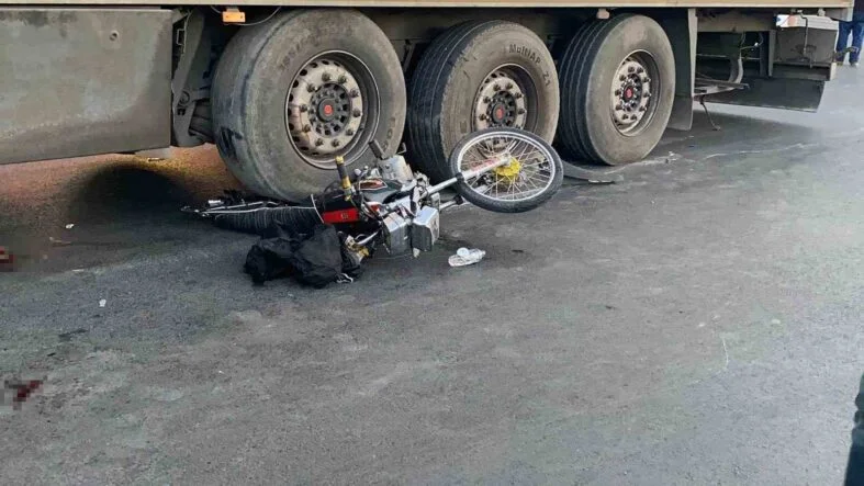 MERSİN’DE TIR MOTOSİKLETE ÇARPTI: 1 ÖLÜ, 1 YARALI