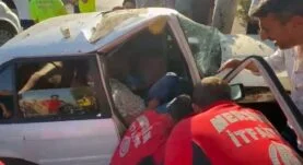 OTOMOBİLDE SIKIŞAN YARALIYI İTFAİYE ERLERİ KAPIYI KESEREK KURTARDI