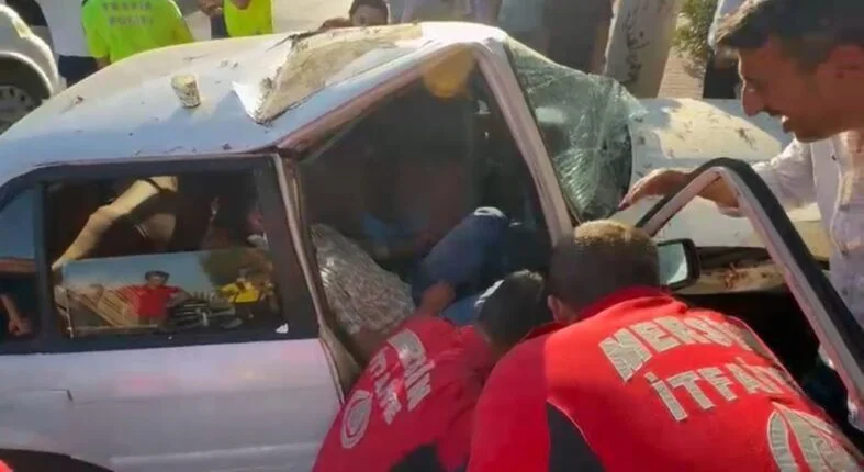 OTOMOBİLDE SIKIŞAN YARALIYI İTFAİYE ERLERİ KAPIYI KESEREK KURTARDI